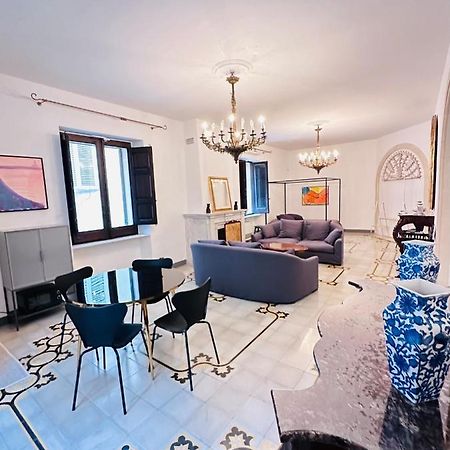 Elegante Appartamento Nel Cuore Del Barocco Лече Екстериор снимка