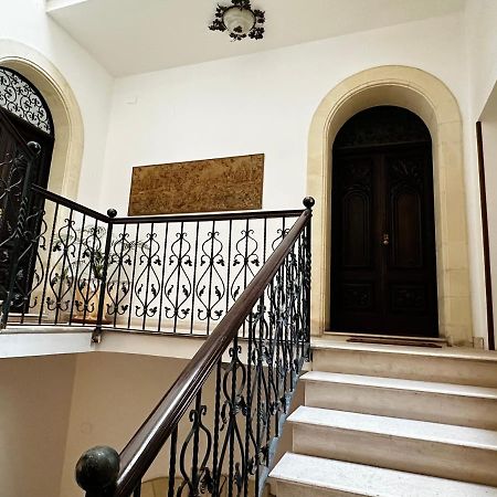 Elegante Appartamento Nel Cuore Del Barocco Лече Екстериор снимка