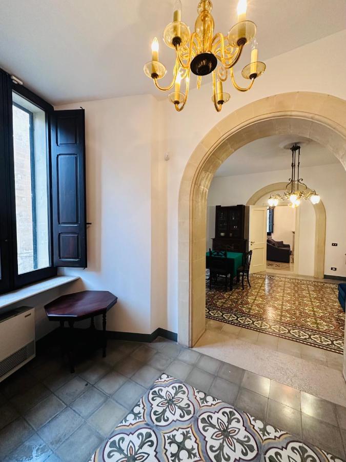 Elegante Appartamento Nel Cuore Del Barocco Лече Екстериор снимка
