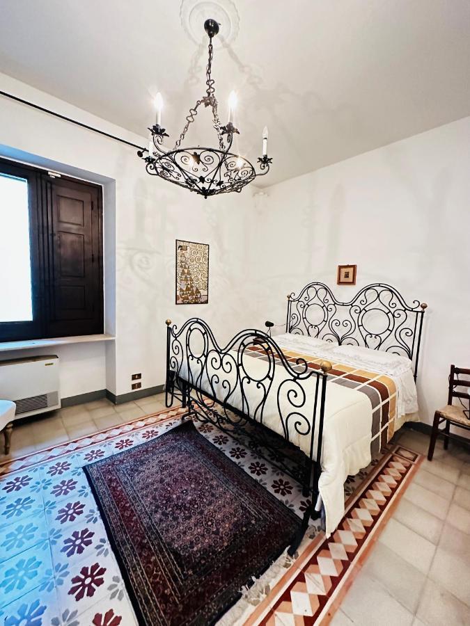 Elegante Appartamento Nel Cuore Del Barocco Лече Екстериор снимка