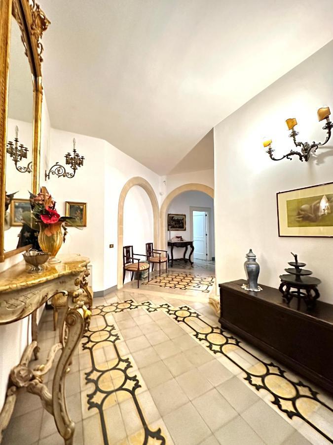 Elegante Appartamento Nel Cuore Del Barocco Лече Екстериор снимка