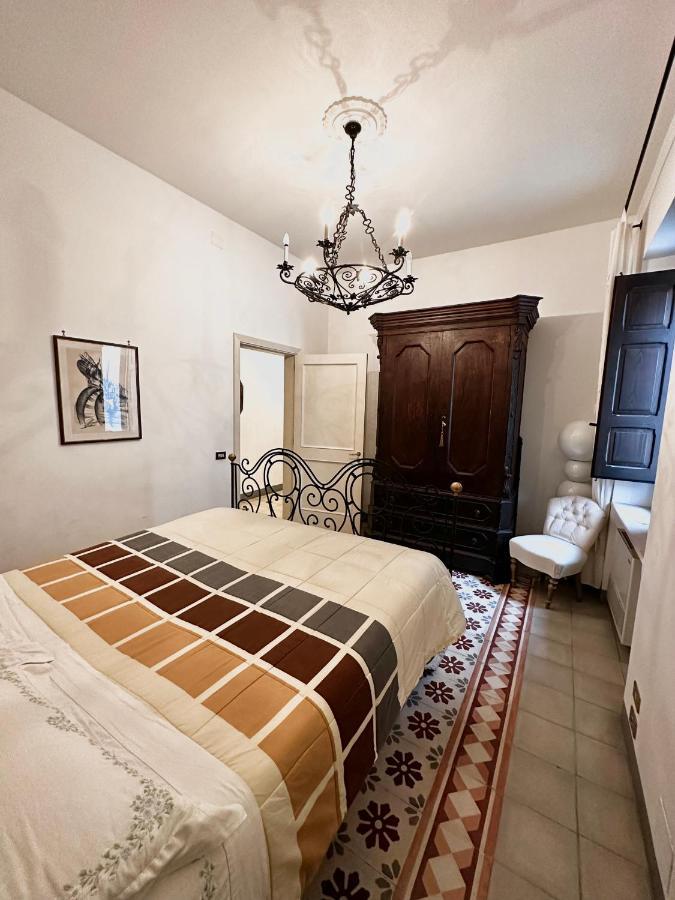 Elegante Appartamento Nel Cuore Del Barocco Лече Екстериор снимка